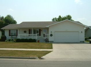 313 Circle Hills Dr, Grand Forks, ND 58201