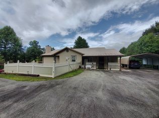 194 Hummingbird Ln, Mountain City, TN 37683