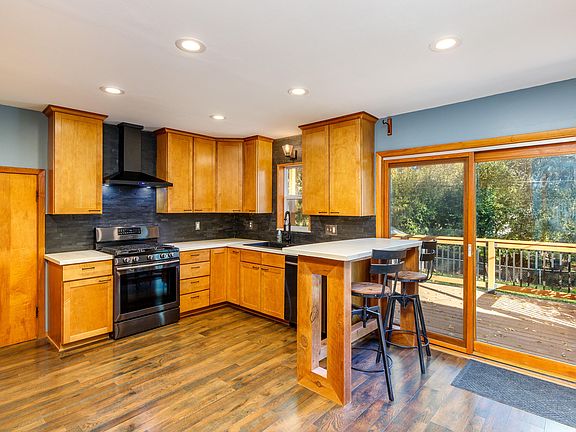 4th image of 318 Crane Ave