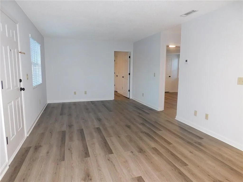 2 bed, 1.0 bath, 864 sqft, $1,295 — Photo 3