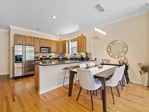 5th image of 1720 W Diversey Ave #1