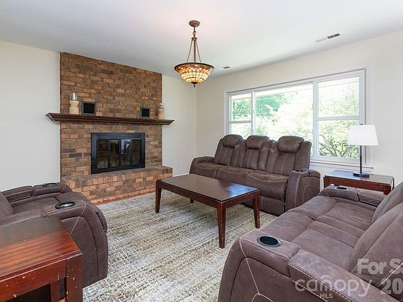 4th image of 40 Wagon Rd