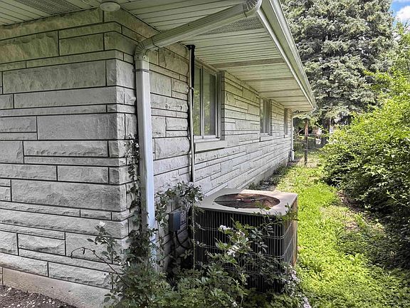 4th image of 421 S Midland Ave
