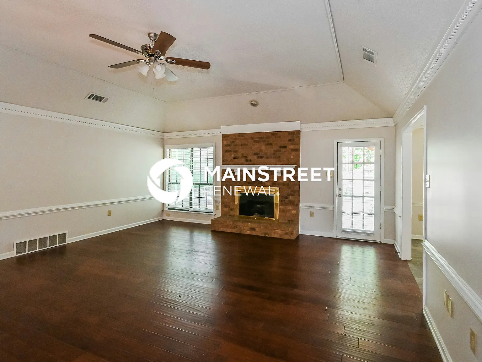 2239 Easton Dr — Photo 3