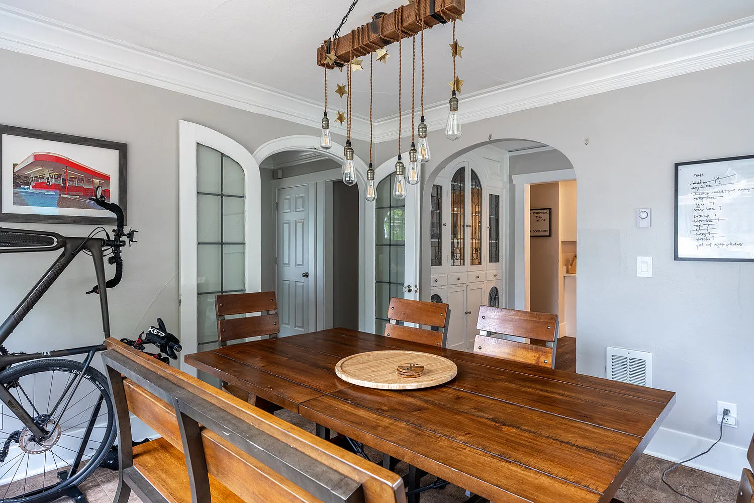 5 bed, 1.5 bath, 1981 sqft, $3,200 — Photo 3