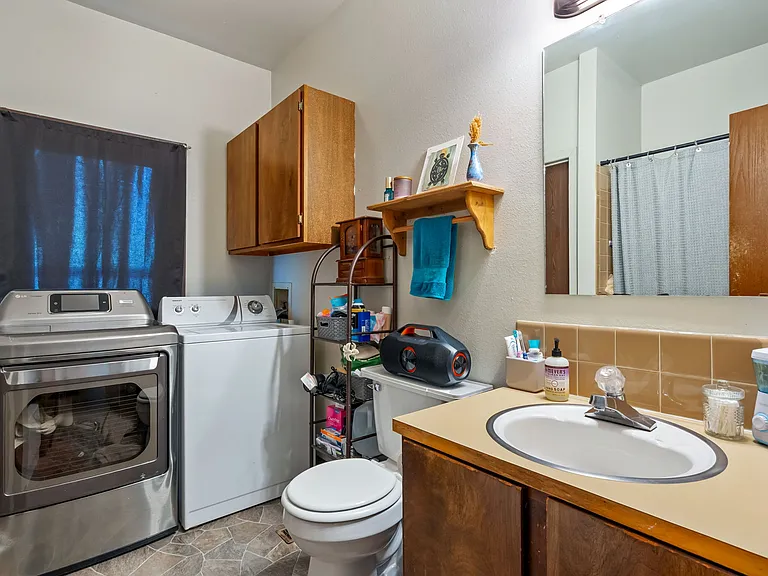 331 N Loomis Ave — Photo 7