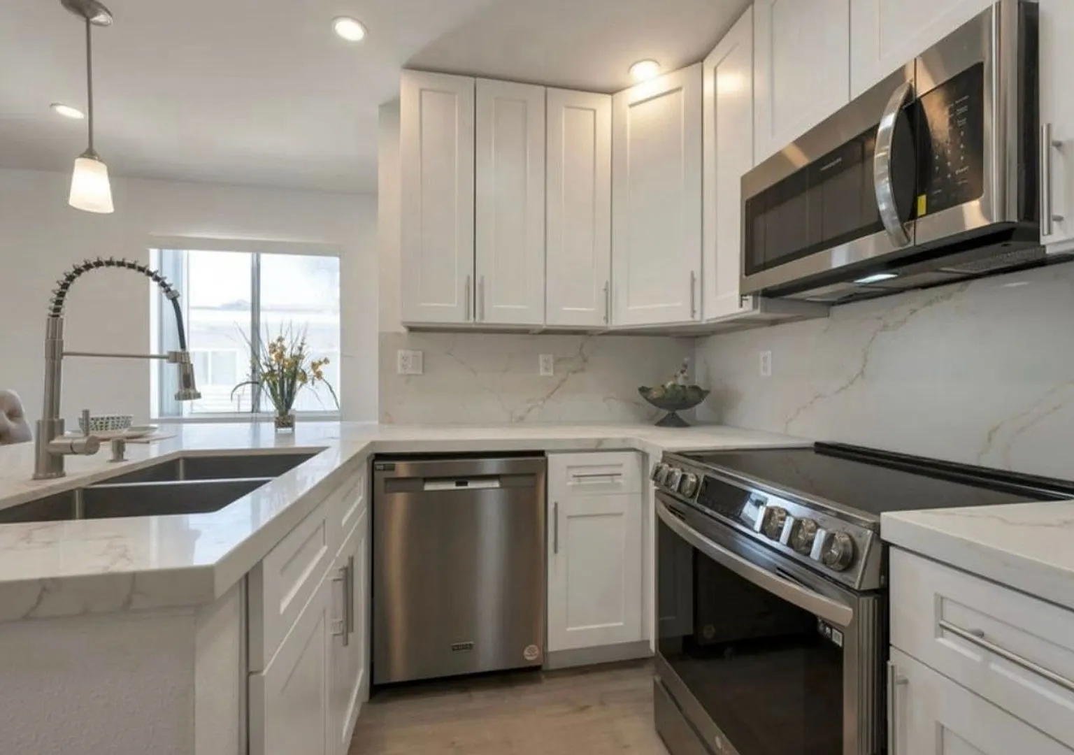 Welcome to your NEW home! 3 BR 2 BA "penthouse" with views! — Photo 1