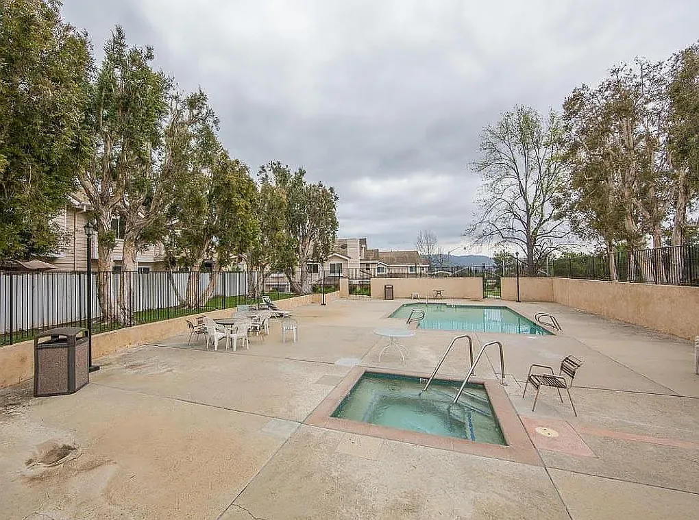 2 bed, 2.5 bath, 1212 sqft, $3,300 — Photo 2