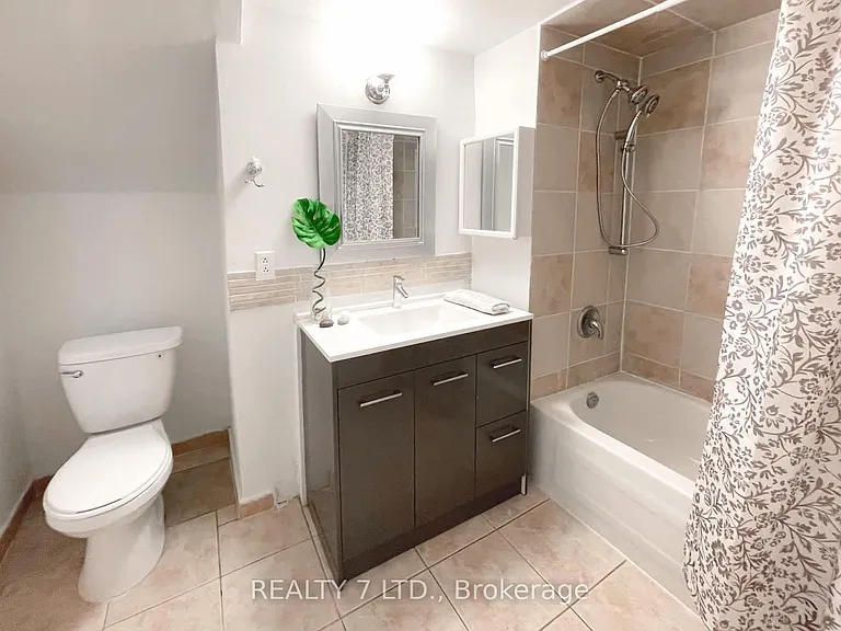 551 Hayward Cres #3 — Photo 14