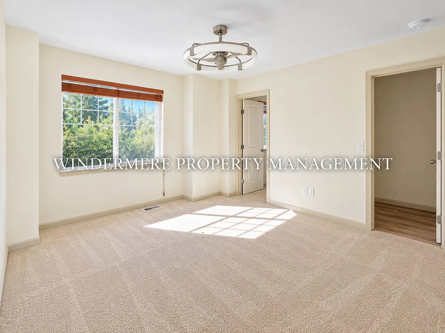Spacious Town home in a convenient CK location, close to schools, shops, and freeways — Photo 3