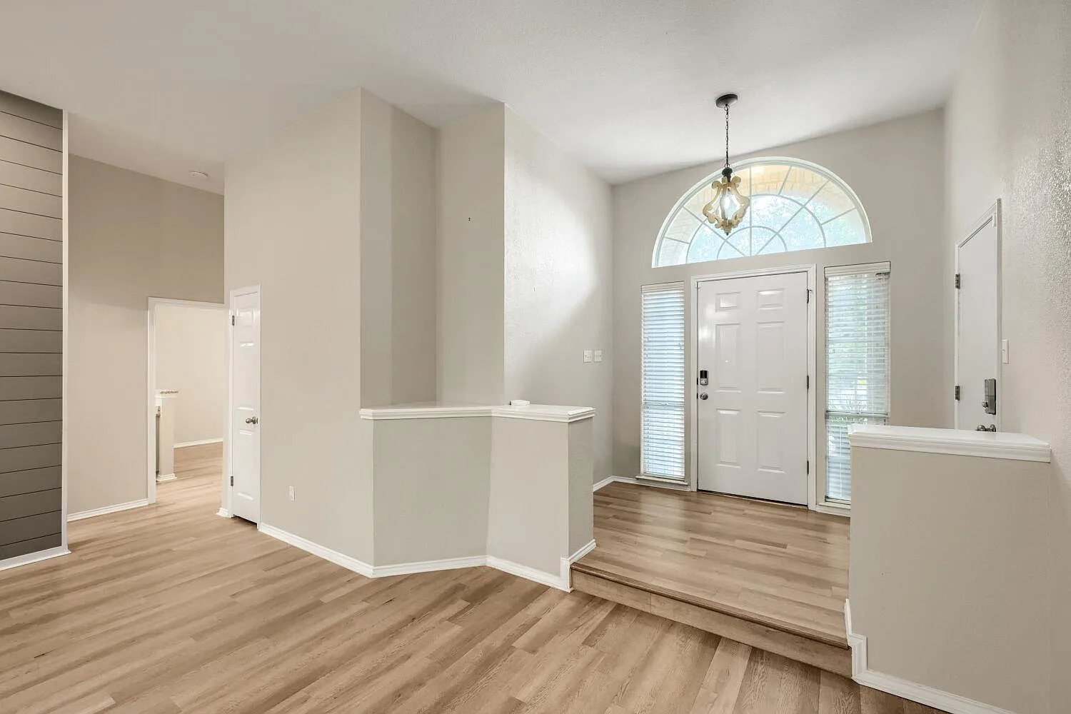3 bed, 2.0 bath, 1911 sqft, $2,400 — Photo 3