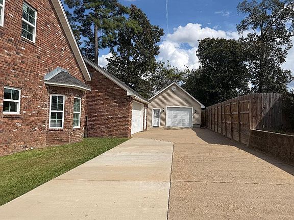 2nd image of 105 Pin Oak Dr