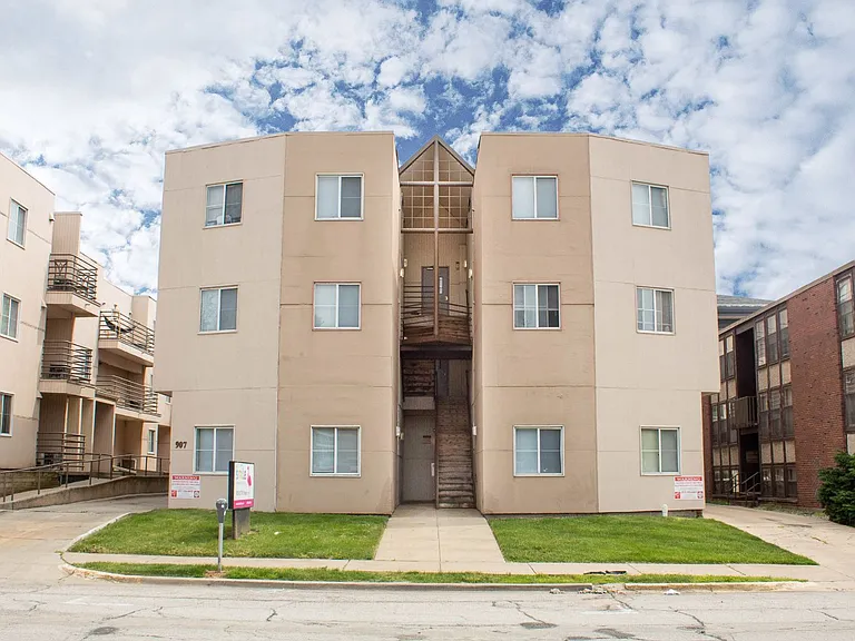 907 W Oregon St — Photo 18