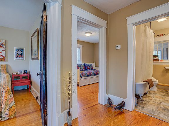 5th image of 1025 Sherwood Ave SW