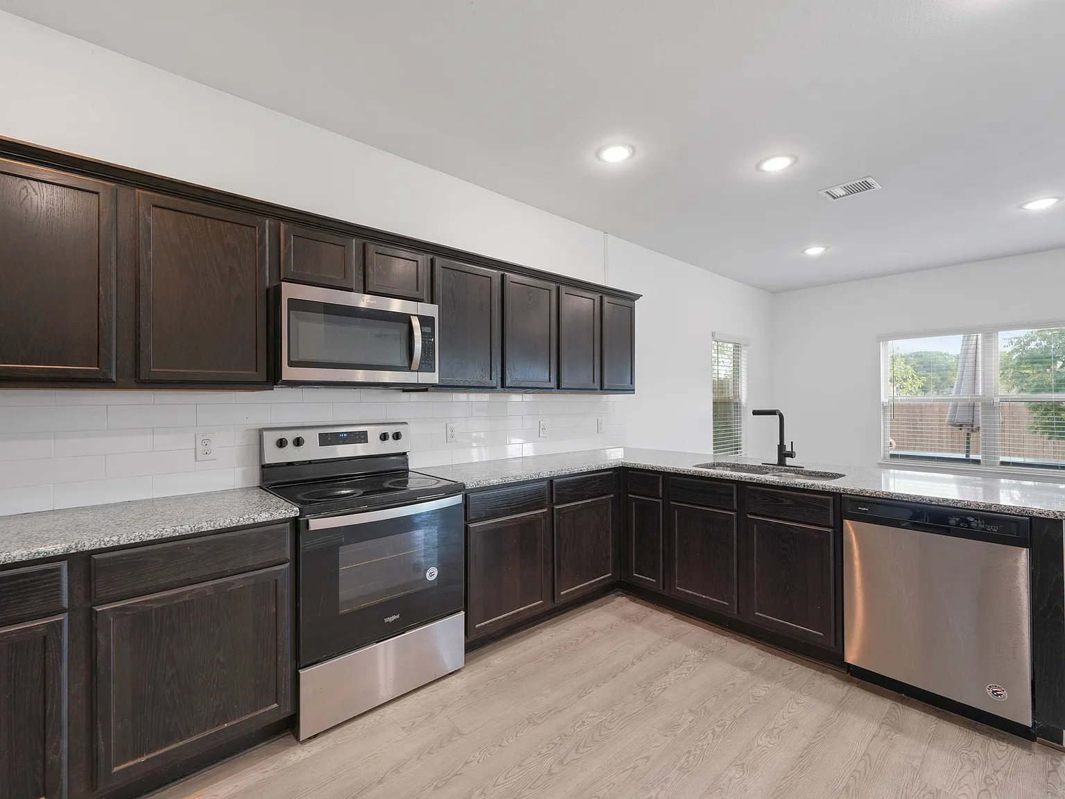 3 bed, 2.5 bath, 1833 sqft, $2,550 — Photo 4