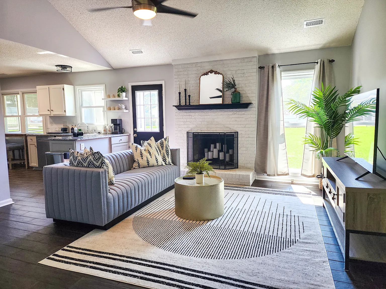 3 bed, 1240 sqft, $3,000 — Photo 2