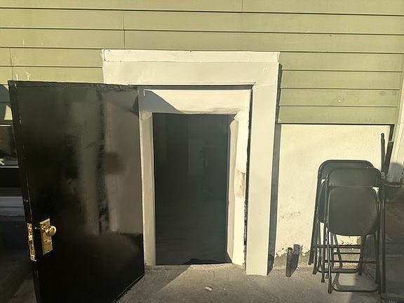 4th image of 826 E 216th St Floor 1