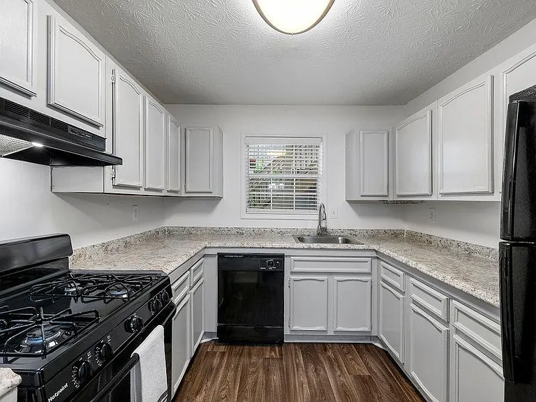 1318 Brockett Pl — Photo 13