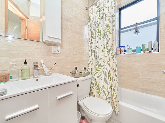 4th image of 501 1/2 W 43rd St APT 2E