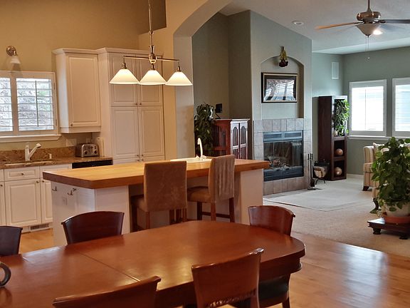 Dining room thru to lounge