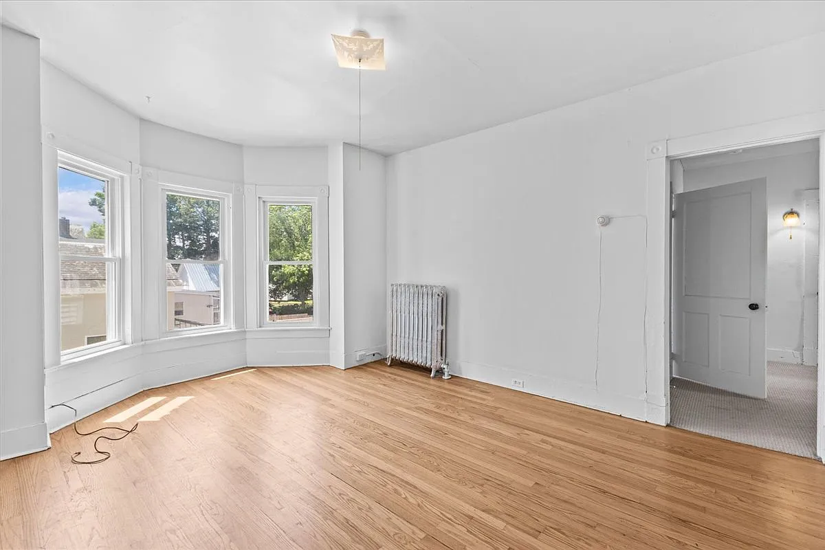 3 bed, 1163 sqft, $2,700 — Photo 4