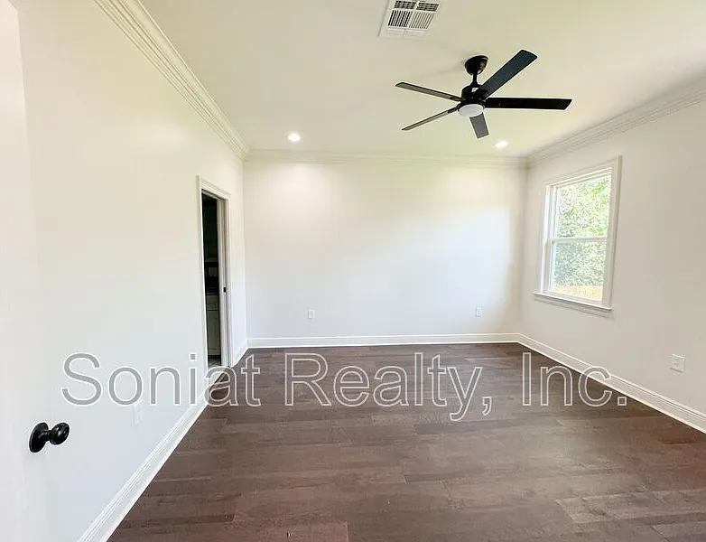 3 bed, 2.0 bath, 1439 sqft, $2,500 — Photo 3