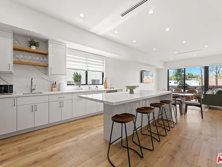 5118 Laurel Canyon Blvd — Photo 2