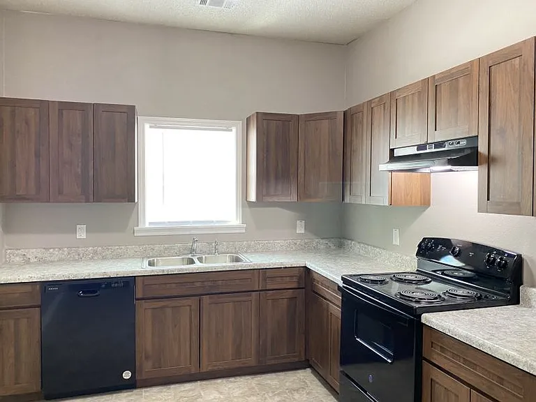 2715 Marshall St — Photo 4