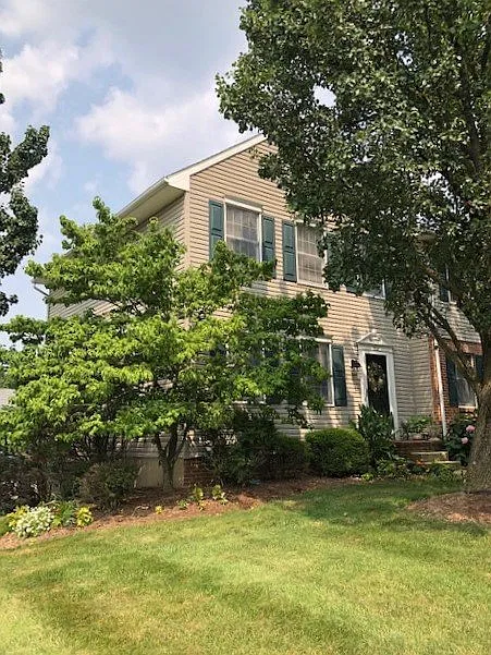 2 bed, 1.5 bath, 1231 sqft, $1,375 — Photo 2