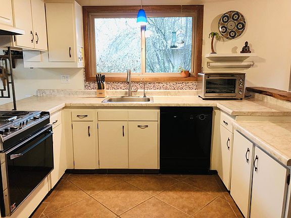 Fully equipped kitchen will serve all of your needs.
