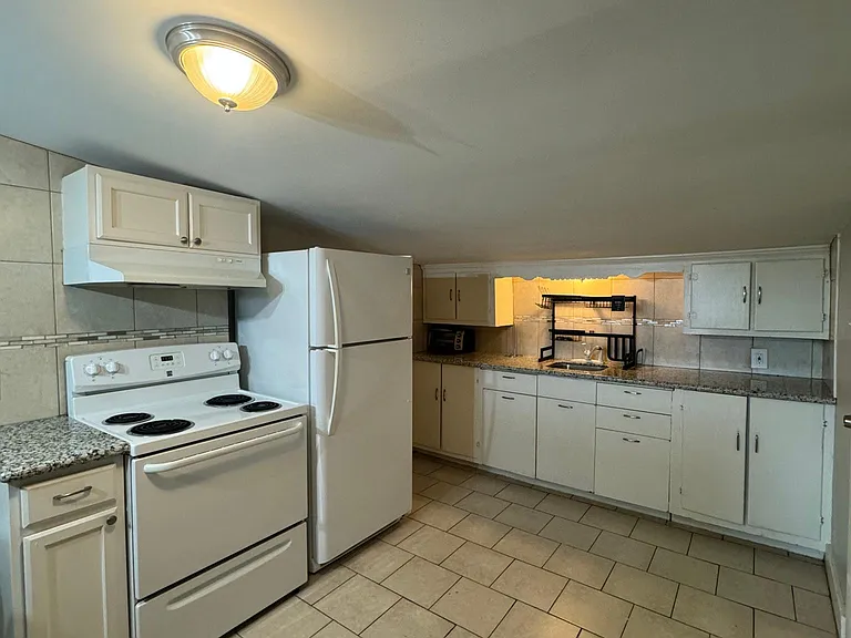 464 3rd St #4 — Photo 3