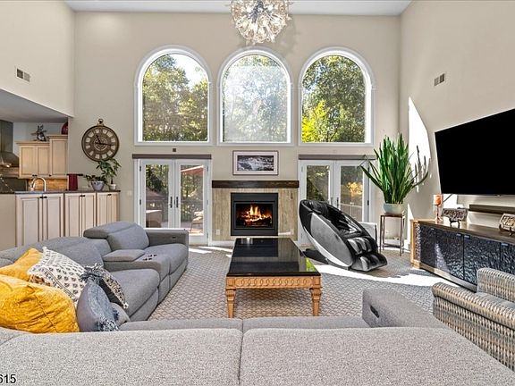 5th image of 13 E Hidden Valley Ct