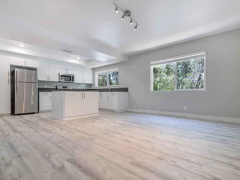 Bixby Hill Apartments — Photo 19