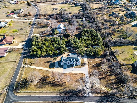 3rd image of 1850 Forest Ln