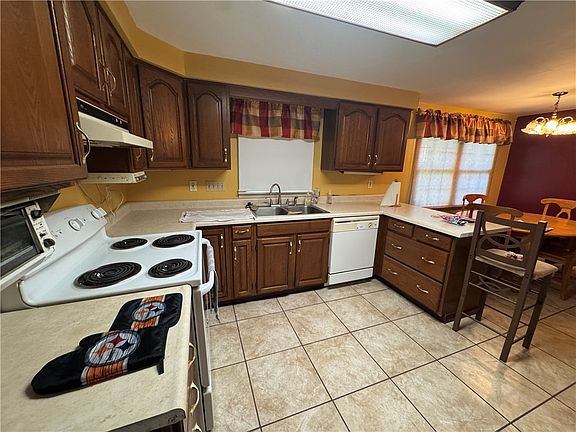 5th image of 2410 Willow Dr