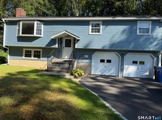 19 Greenwood Ln, Shelton, CT 06484
