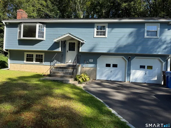 19 Greenwood Ln, Shelton, CT 06484