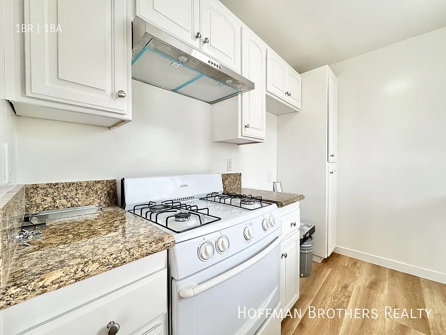 Building Photo - 1000 N Doheny Dr #100
