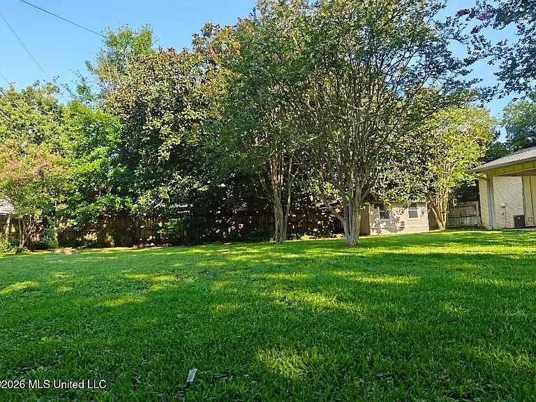 223 Woodbine Dr — Photo 3