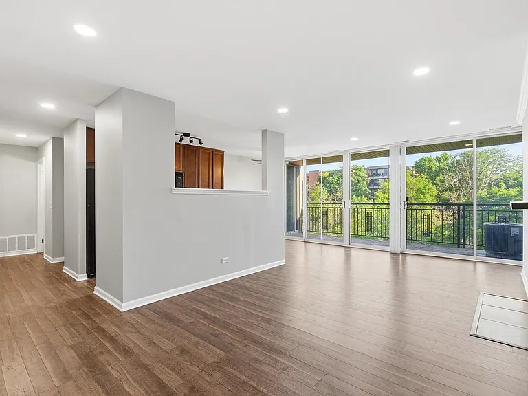 6000 Oakwood Dr #4H — Photo 2