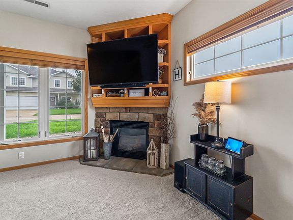 5th image of 842 Red Hawk Way SE