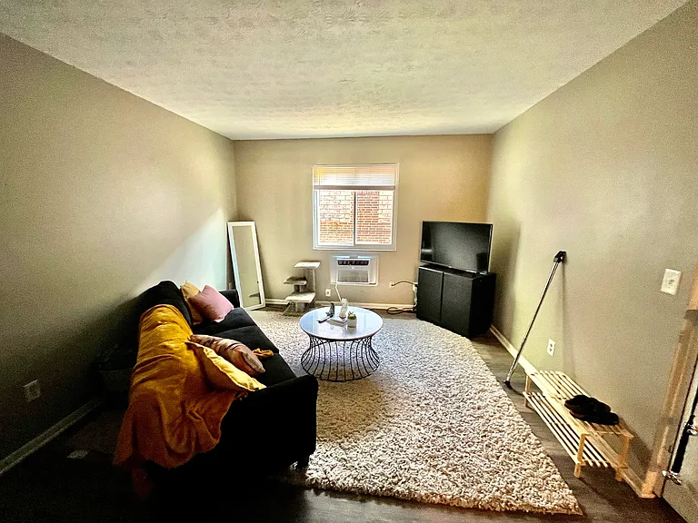 1235 Summit St #B — Photo 2