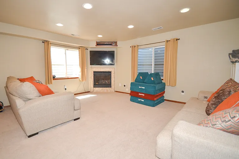 7012 Hillock Dr — Photo 6