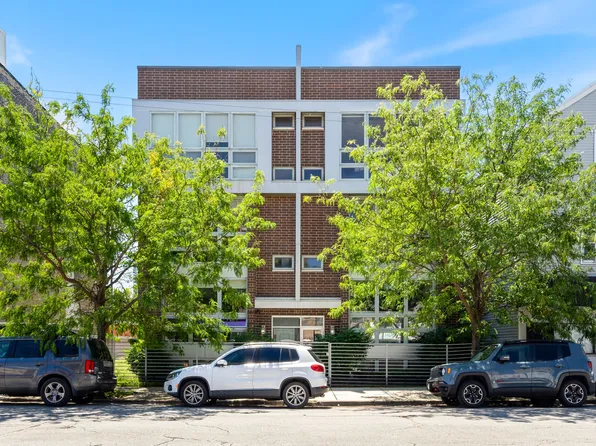 1327 W Grand Ave #3W, Chicago, IL 60642