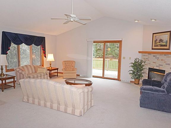 4th image of W240N2300 E Parkway Meadow Cir