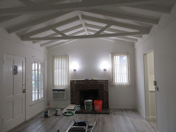 Living room (to the right door is the kitchen)