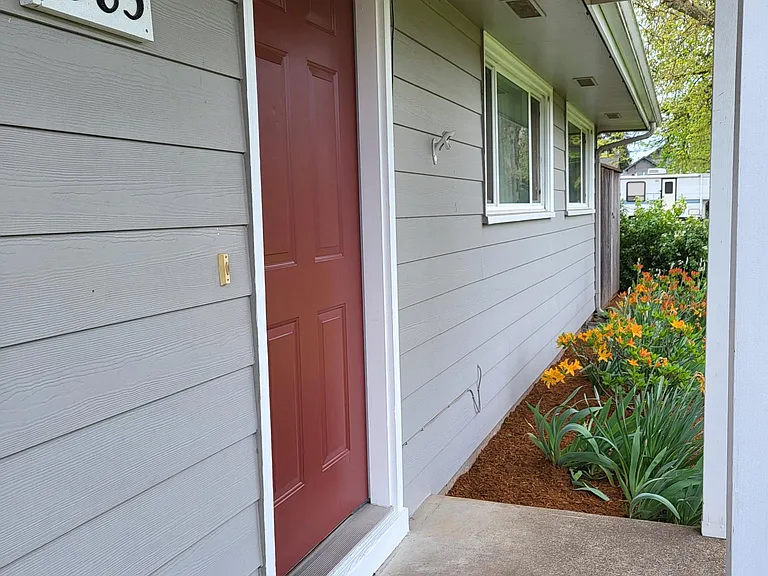 1585 Bogart Ln — Photo 2