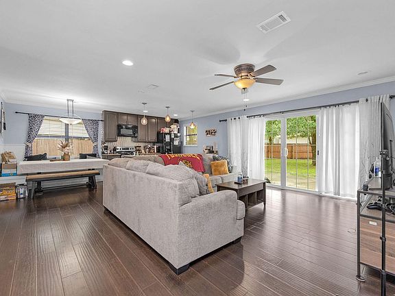 3rd image of 326 Goldenrod Ct