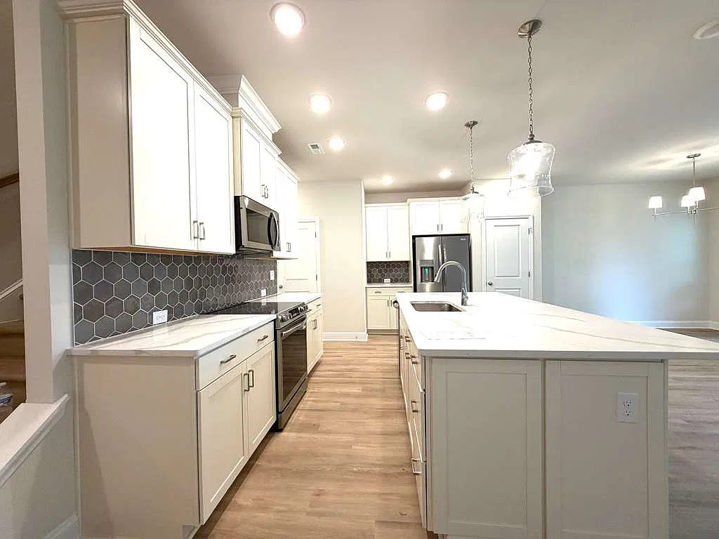 3 bed, 2.5 bath, 1910 sqft, $2,422 — Photo 2