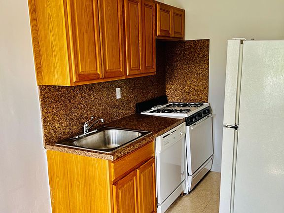 5th image of 119 Carpenter Ave #D4